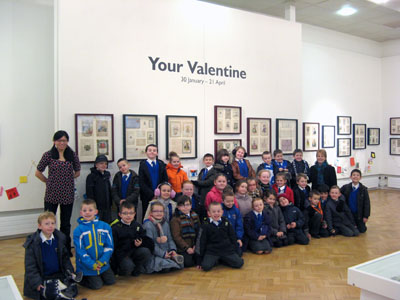 Artist Pui Lee and the class of yr3 from Kirkby Primary School